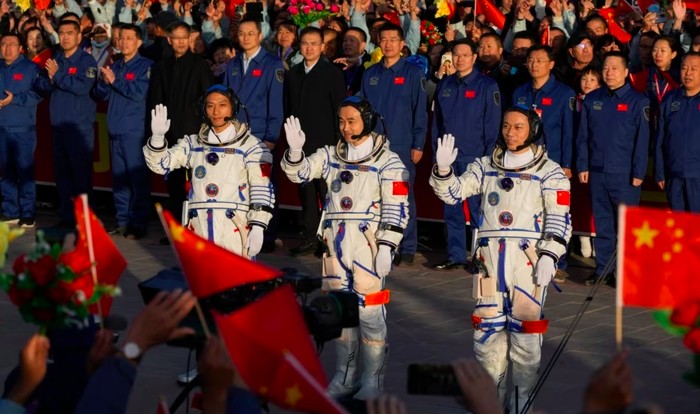 Astronaut muda China meluncur ke luar angkasa