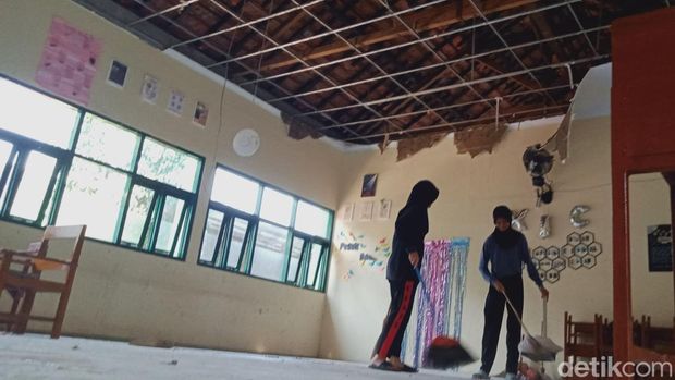 Kondisi SMAN I Wonosari Klaten setelah diterjang hujan disertai angin kencang, Jumat (27/10/2023).