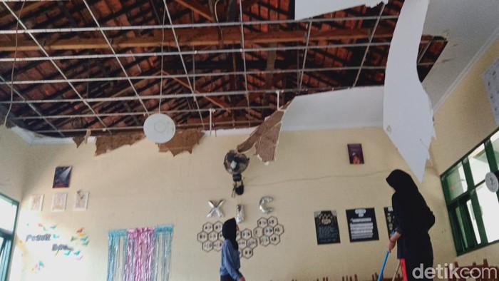 Kondisi SMAN I Wonosari Klaten setelah diterjang hujan disertai angin kencang, Jumat (27/10/2023).