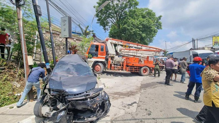 Kecelakaan beruntun melibatkan truk pengangkut alat pompa pengecoran (ready mix) dengan 4 mobil dan satu motor terjadi di Balikpapan, Kalimantan Timur.
