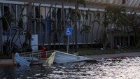 Bandara itu juga terendam banjir yang dipicu oleh badai Otis.