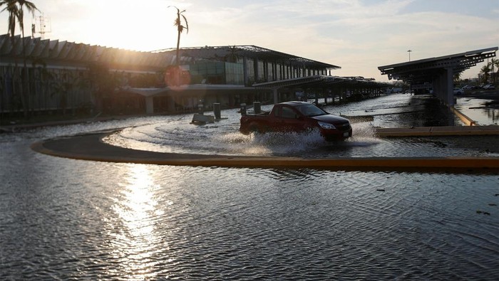 Bandara Internasional Acapulco Rusak Diterjang Badai Otis Badai Otis dengan kecepatan angin 165 mil/jam menerjang Meksiko. Selain memicu banjir dan longsor, terjangan badai juga merusak Bandara Internasional Acapulco.