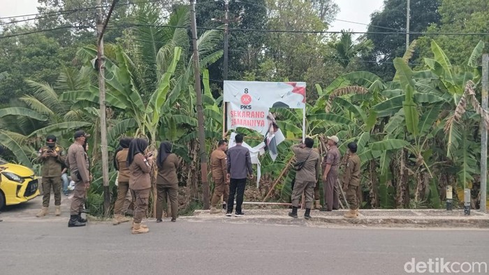 Bawaslu PP OKI copot baliho caleg yang melanggar.