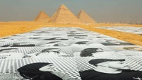 Proyek Inside Out Giza 2023/2023 karya JR terlihat pada Edisi III di Piramida Giza. 