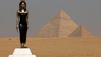 Proyek Wanita Mesir dalam Bentuk Dewi Hathor oleh Carole A. Feuerman terlihat pada Edisi III di Piramida Giza, di depan Piramida Besar Giza, di pinggiran Kairo, Mesir, Kamis (26/10/2023). 