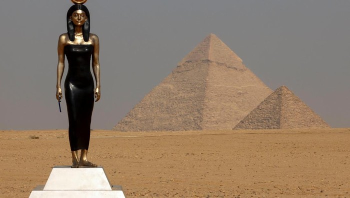 Belasan Karya Seni Kontemporer Hiasi Kawasan Piramida Giza The project 'Egyptian Woman in the Form of the Goddess Hathor' by Carole A. Feuerman is seen during The Edition III at Pyramids of Giza, in front of the Great Pyramids of Giza, on the outskirt of Cairo, Egypt, October 26, 2023. REUTERS/Mohamed Abd El Ghany