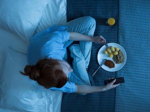 Kebiasaan Makan Malam Bisa Picu Penyakit Liver? Begini Hasil Studi Terbaru