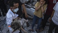 Laporan otoritas kesehatan Palestina di Gaza, seperti dilansir Al Jazeera, menyebut sedikitnya 8.005 orang tewas akibat gempuran Israel selama tiga pekan terakhir. Sekitar 20.242 orang lainnya mengalami luka-luka akibat rentetan serangan udara Israel. Anak-anak dilaporkan mencapai 40 persen dari total korban tewas akibat serangan udara Israel di Jalur Gaza. Lebih dari 6.000 anak mengalami luka-luka akibat serangan yang sama. AP/Fatima Shbair