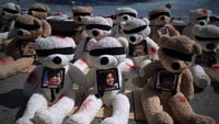 Boneka itu di lengkapi dengan mata tertutup dan dihiasi foto warga Israel yang ditawan.