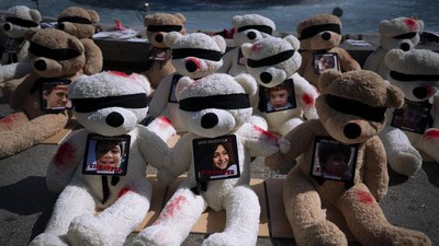 Boneka Beruang Bertebaran di Tel Aviv, Kenapa?
