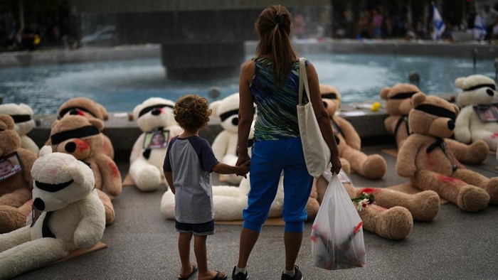 Boneka Beruang Bertebaran di Tel Aviv, Kenapa? Peristiwa serangan yang dilakukan oleh Israel, banyak merenggut jiwa terutama anak-anak. Instalasi boneka beruang yang bertebaran ini mengenang mereka yang tewas dalam serangan tersebut.