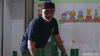 Tepatnya, di Jalan Bulak Rukem Timur II G Nomor 27, Kecamatan Bulak, Surabaya. Bripka Amin mendirikan sekolah gtaris untuk anak yatim piatu.