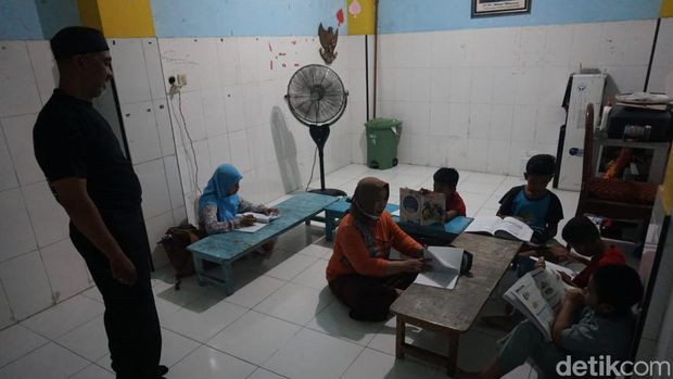 Bripka Amin pendiri yayasan sekolah gratis di Surabaya.