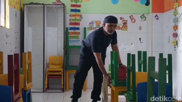 Bripka Amin pendiri yayasan sekolah gratis di Surabaya.