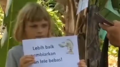 Video viral di media sosial, aksi bocah bule bak jadi aktivis lele.