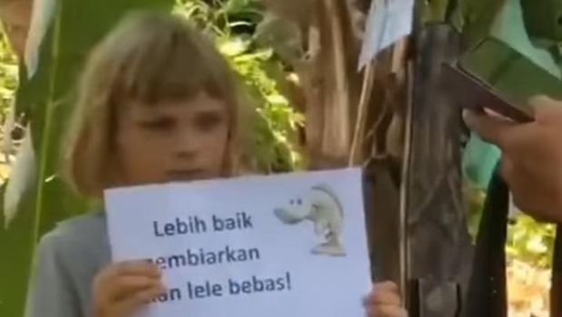 Video viral di media sosial, aksi bocah bule bak jadi 'aktivis lele'.