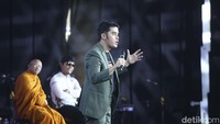 Ia menjelaskan soal harmoni antar umat beragama dan indahnya damai di tengah perbedaan.