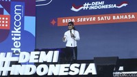 Gus Miftah maju lebih dulu untuk menguraikan cara menjaga persatuan antar umat beragama lewat konsep kamar dan ruang tamu.