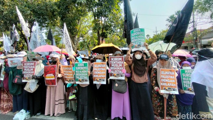 demo palestina di depan gedung negara grahadi