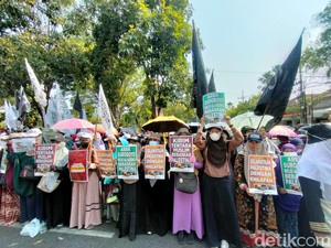 Warga Surabaya Gelar Aksi Bela Palestina di Depan Grahadi