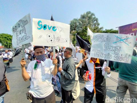 demo palestina di depan gedung negara grahadi
