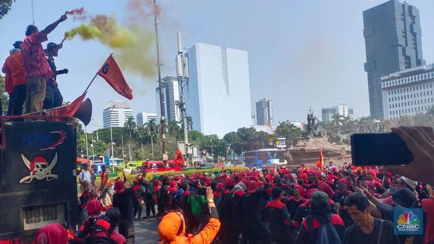 Demo ratusan buruh tuntut UMP 2024 naik 15% di kawasan Patung Kuda, Jakarta. (CNBC Indonesia/Rosseno Aji Nugroho)