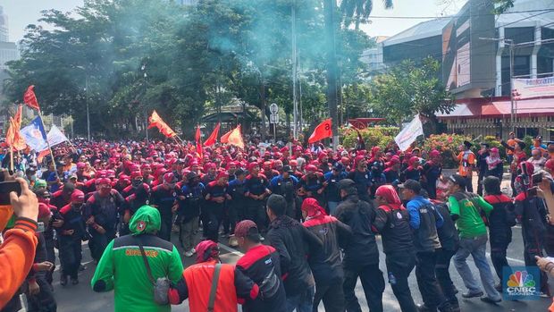 Demo ratusan buruh tuntut UMP 2024 naik 15% di kawasan Patung Kuda, Jakarta. (CNBC Indonesia/Rosseno Aji Nugroho)