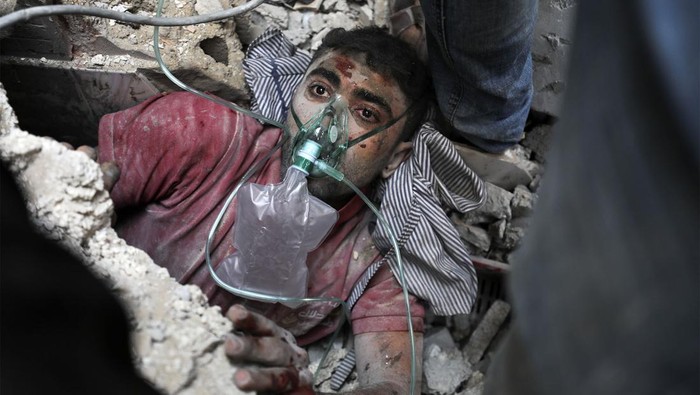 Salah seorang warga Gaza berhasil dievakuasi dari reruntuhan bangunan yang ambruk diserang militer Israel. Begini proses evakuasinya.
