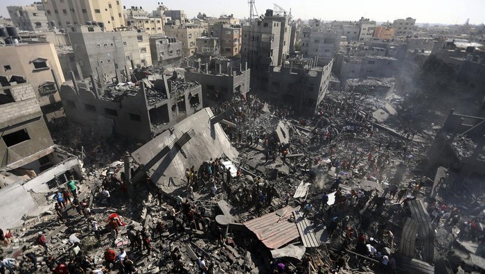 Salah seorang warga Gaza berhasil dievakuasi dari reruntuhan bangunan yang ambruk diserang militer Israel. Begini proses evakuasinya.