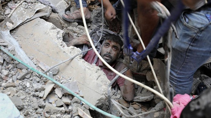 Detik-detik Warga Gaza Dievakuasi dari Bangunan Ambruk Diserang Israel Salah seorang warga Gaza berhasil dievakuasi dari reruntuhan bangunan yang ambruk diserang militer Israel. Begini proses evakuasinya.