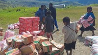 Sejumlah warga menurunkan bahan makanan dari pesawat terbang di Distrik Amuma, Kabupaten Yahukimo, Papua Pegunungan, Kamis (26/10/2023).