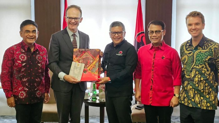 Duta Besar (Dubes) Inggris untuk RI yang baru, Dominic Jermey, melakukan kunjungan audiensi ke kantor DPP PDIP di Menteng, Jakarta Pusat. Kedatangan Dubes Inggris ini membicarakan terkait demokrasi yang tengah berjalan di Tanah Air.