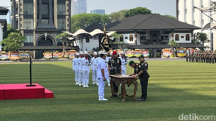 Dudung resmi serahkan jabatan KSAD ke Jenderal Agus Subiyanto.(Azhar/detikcom)