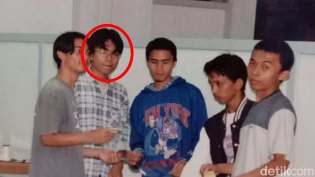Enuh (berkacamata dan berkemeja kotak-kotak) dalam memori foto perkuliahan di Teknik Kelautan ITB.