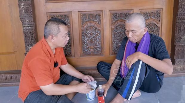 Enuh Nugraha (berbaju hitam) usai dibersihkan oleh YouTuber akun Sinau Hurip