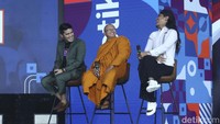 Di sesi pertama, ada Beda Server Satu Bahasa yang menghadirkan sesuatu secara berdeda. Gus Miftah, Bhante Dhira dan Pendeta Gideon Simanjuntak berbicara dan membahas soal persaudaraan dalam perbedaan.