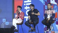 Sesi kedua mengusung tema Berbeda-beda tapi Fun Juga membahas tentang demokrasi dan pentingnya pemuda untuk aktif. Sesi ini dimeriahkan oleh Ferry Irwandi hingga Presiden Gen Z, Rian Farhadi.