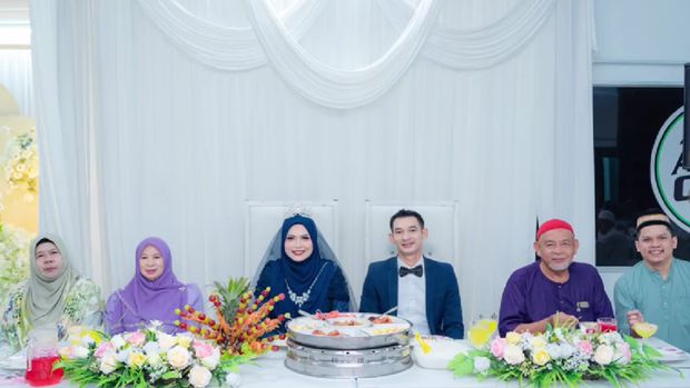 Foto pernikahan Nur Malina Mohd Rozani dan Shahron bin Shukri. Foto pernikahan Nur Malina Mohd Rozani dan Shahron bin Shukri.