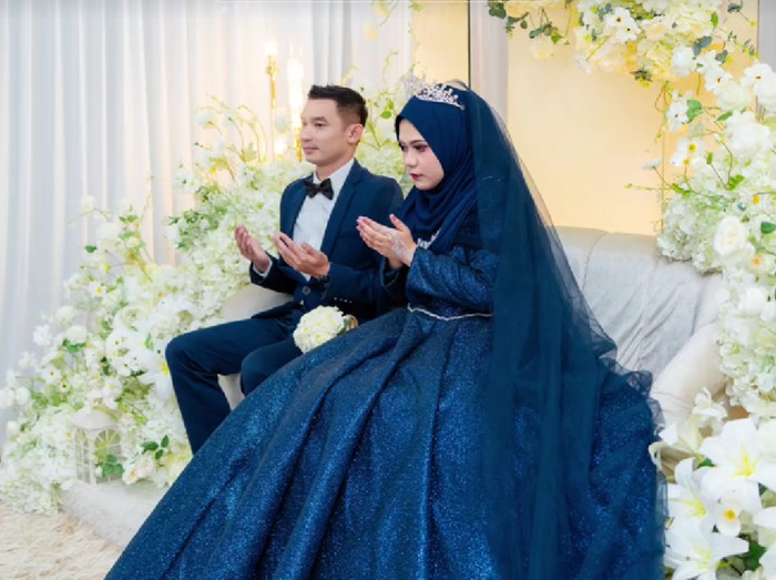Foto pernikahan Nur Malina Mohd Rozani dan Shahron bin Shukri.