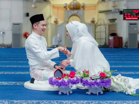 Foto pernikahan Nur Malina Mohd Rozani dan Shahron bin Shukri. Foto pernikahan Nur Malina Mohd Rozani dan Shahron bin Shukri.