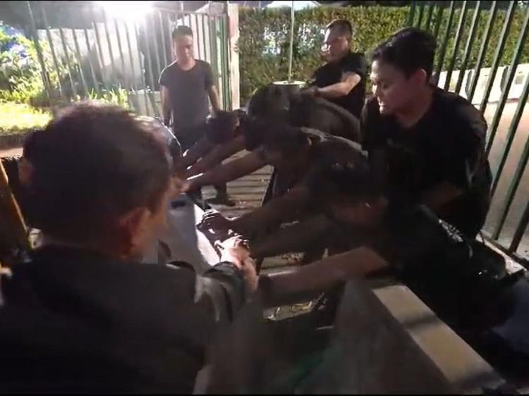 Momen Pontjo Sutowo Buka Beton Penghalang Menuju Hotel Sultan di Gate 2 GBK