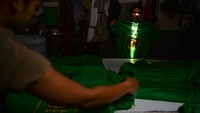 Pekerja menyelesaikan pembuatan kaos partai di industri konveksi rumahan Multi Djarum Semesta, Cikadut, Bandung, Jawa Barat.   