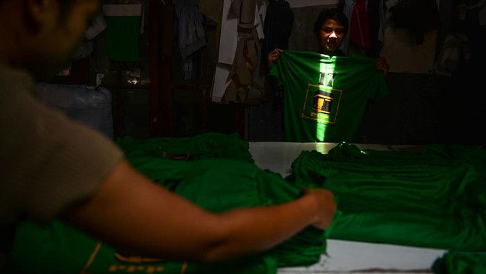Pekerja merapikan alat peraga kampanye berupa kaus partai di industri konfeksi rumahan, Jalan Surapati, Bandung, Jawa Barat, Jumat (27/10/2023). Pengusaha menyatakan, pada musim pemilu 2024 produksi alat peraga kampanye di Bandung diprediksi akan mengalami peningkatan sebesar 150 persen atau 13 juta kaus partai dibandingkan pada musim pemilu 2019 yang hanya mampu memproduksi 5 juta kaus.
