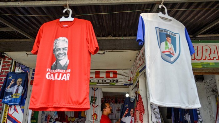 Pekerja merapikan alat peraga kampanye berupa kaus partai di industri konfeksi rumahan, Jalan Surapati, Bandung, Jawa Barat, Jumat (27/10/2023). Pengusaha menyatakan, pada musim pemilu 2024 produksi alat peraga kampanye di Bandung diprediksi akan mengalami peningkatan sebesar 150 persen atau 13 juta kaus partai dibandingkan pada musim pemilu 2019 yang hanya mampu memproduksi 5 juta kaus.