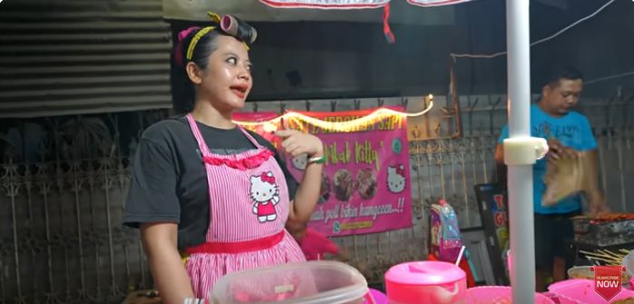 Gemas! Wanita Ini Jualan Sate Kere Bertema Serba Hello Kitty