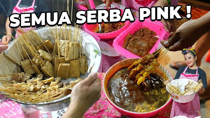 Gemas! Wanita Ini Jualan Sate Kere Bertema Serba Hello Kitty