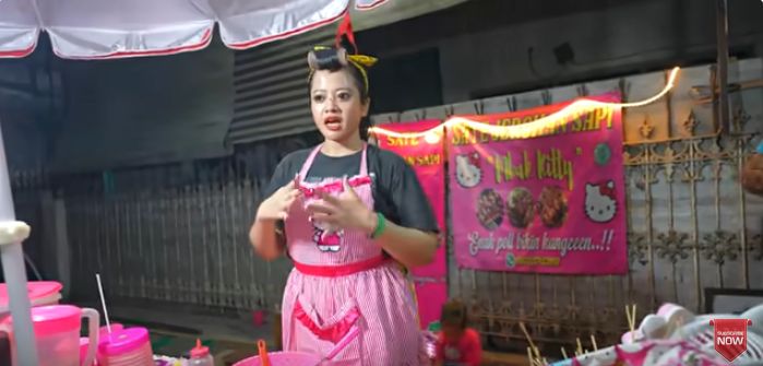 Gemas! Wanita Ini Jualan Sate Kere Bertema Serba Hello Kitty