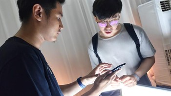 Setiap setelah menerima unit, konsumen akan diajak unboxing bersama staf iBox untuk mengecek kondisi perangkat. Foto: Adi Fida Rahman/detikINET