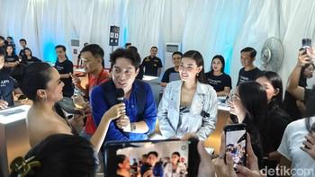 Para public figur pun ikut menyambut iPhone 14. Foto: Adi Fida Rahman/detikINET