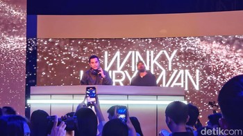 DJ Winky Wirjawan memeriahkan pengunjung. : Adi Fida Rahman/detikINET  